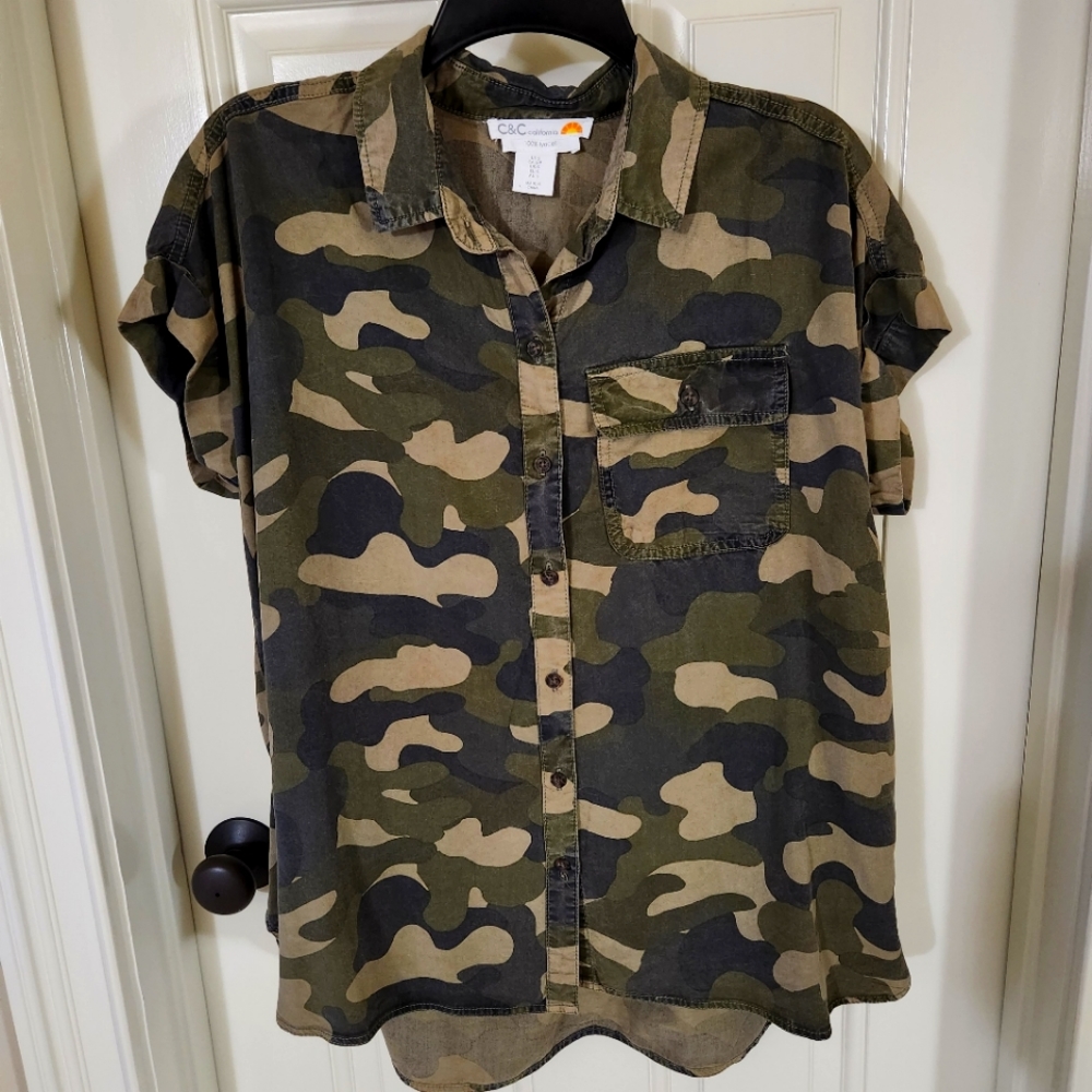 NWOT camouflage top.  Very cute and comfortable. Size Small.